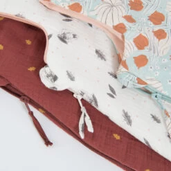 Gigoteuse Fleurie Bleue 70cm MOULIN ROTY Apres La Pluie 6 Gigoteuse Fleurie Bleue 70cm MOULIN ROTY Apres La Pluie -Magasin de jouets alp gigoteuse fleurie bleue 4