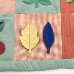 Tapis D'éveil MOULIN ROTY Pomme Des Bois -Magasin de jouets tapis d eveil moulin roty pomme des bois 11