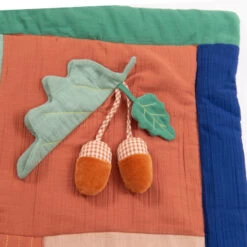 Tapis D'éveil MOULIN ROTY Pomme Des Bois -Magasin de jouets tapis d eveil moulin roty pomme des bois 14